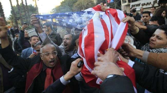 Bendera AS di bakar, demo anti-AS dan Zionis Israel rakyat Mesir.jpg