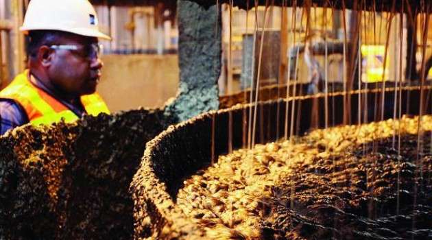 Proses pemisahan emas yang dilakukan di PT Freeport Indonesia. *LICOM