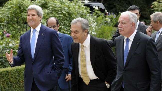 John Kerry  dan Menlu Saudi Saud al-Faisal serta menlu Palestina (PA) Riyad al-Malki di Embassy AS di Paris, September 8, 2013