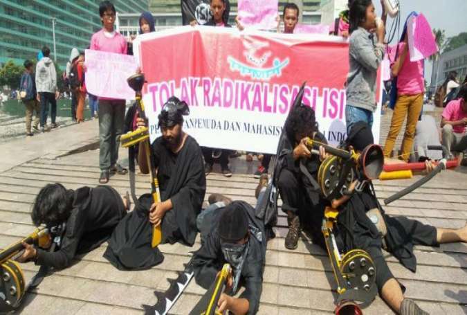 Mahasiswa dari Persatuan Pemuda Peduli Indonesia menggelar unjuk rasa damai menolak paham ISIS di kawasan Bundaran Hotel Indonesia pada Ahad, 15/3/2015. (KOMPAS)
