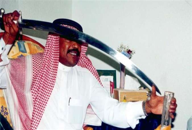 Algojo Saudi Arabia dengan pedangnya.jpg