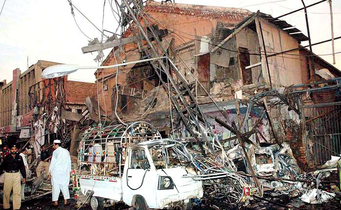 پشاور : سینما کے باہر دھماکا، 12 افراد جاں بحق، 75 زخمی، متعدد گاڑیاں ہوٹل تباہ