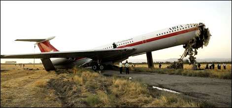 ایران:لینڈنگ کے دوران طیارے کو حادثہ،16 افراد جاں بحق،33 زخمی