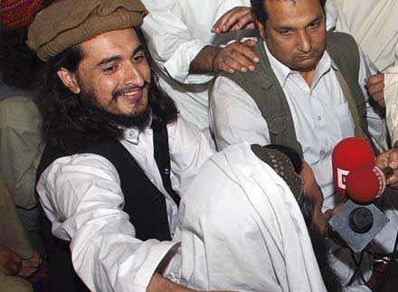 Hakimullah Mehsud (L) is seen with his arm around Baitullah Mehsud during a news conference in South Waziristan in this May 24, 2008 file photo.—Reuters