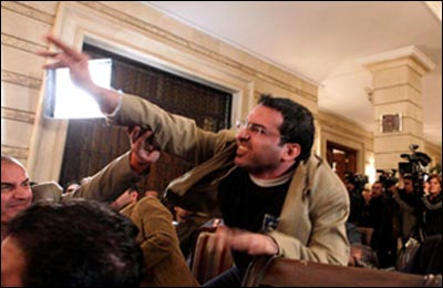 سابق امریکی صدر بش کو جوتا مارنے والا عراقی صحافی منتظر الزیدی رہا