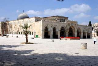 Israeli police invade Al-Aqsa Mosque again