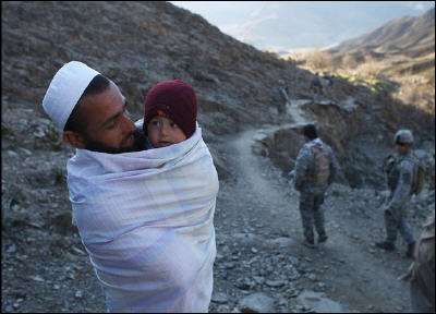 امریکہ اور برطانیہ کی طرف سے افغانستان پر تھونپی گئی جنگ سے متاثرہ افغانی بچے