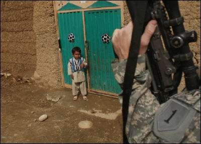 امریکہ اور برطانیہ کی طرف سے افغانستان پر تھونپی گئی جنگ سے متاثرہ افغانی بچے