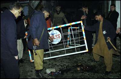 مظفر آباد میں امام بارگاہ پر خودکش حملہ،7 اہلکاروں سمیت 12شہید