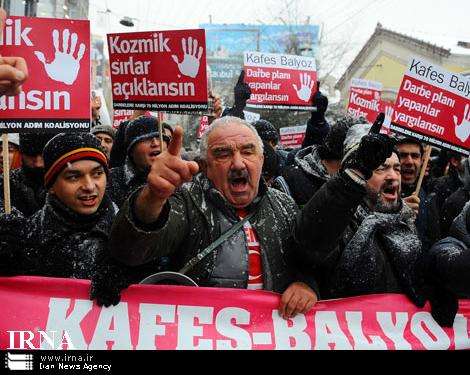 ترکی میں فوجی بغاوت کی کوشش کرنے والوں کے خلاف مظاہرہ