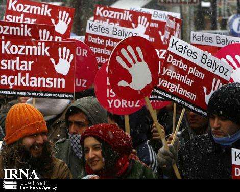 ترکی میں فوجی بغاوت کی کوشش کرنے والوں کے خلاف مظاہرہ