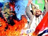 مردم پاكستان در اعتراض به چاپ كاريكاتورهاي موهن پرچم نروژ را آتش زدند