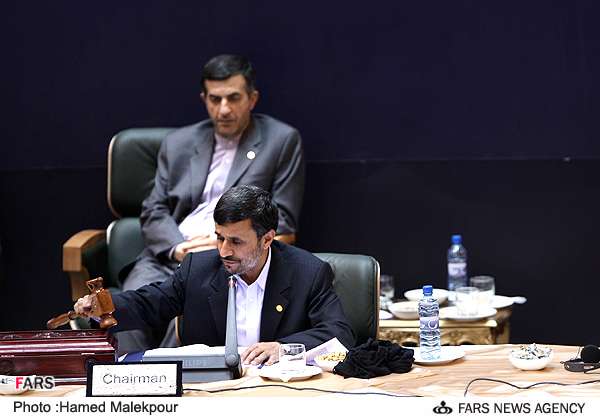 ایران کے صدر محمود احمدی نژاد اجلاس کی صدارت کرتے ہوئے