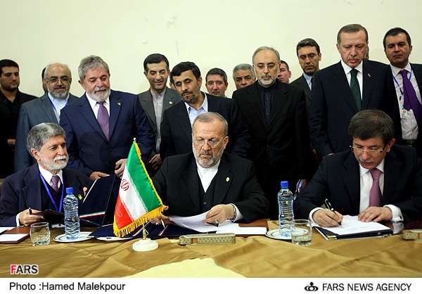 ایران، برازیل اور ترکی کے وزراے خارجہ ایٹمی ایندھن کے تبادلے کے معاہدے پر دستخط کرتے ہوئے