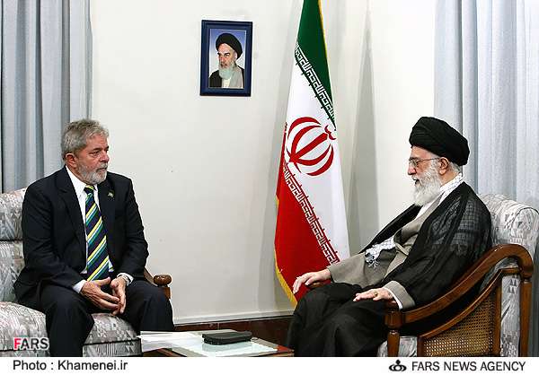برازیل کے صدر ڈاسیلوا ایران کے سپریم لیڈر آیت اللہ سید علی خامنہ ای سے ملاقات کرتے ہوئے