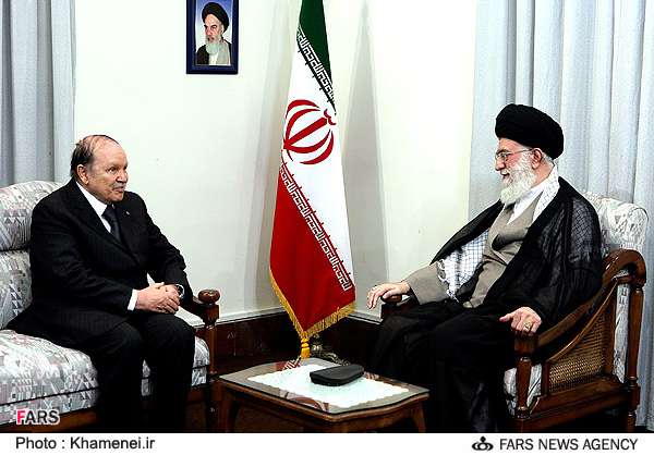 الجزائر کے صدر محمد بوتفلیقہ ایران کے سپریم لیڈر آیت اللہ سید علی خامنہ ای سے ملاقات کرتے ہوئے