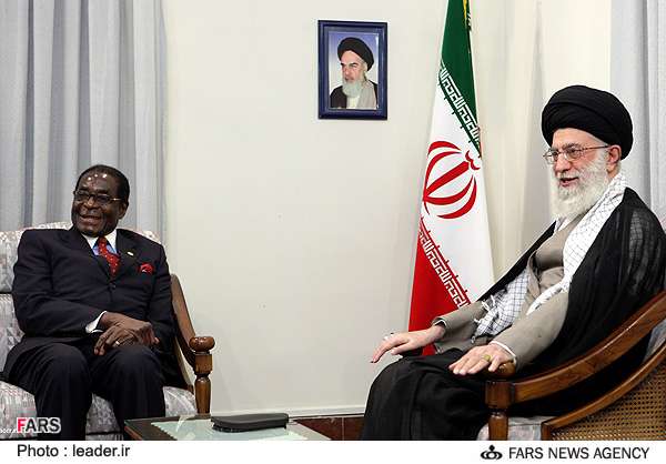 زمبابوے کے صدر رابرٹ موگابے ایران کے سپریم لیڈر سید علی خامنہ ای سے ملاقات کرتے ہوئے