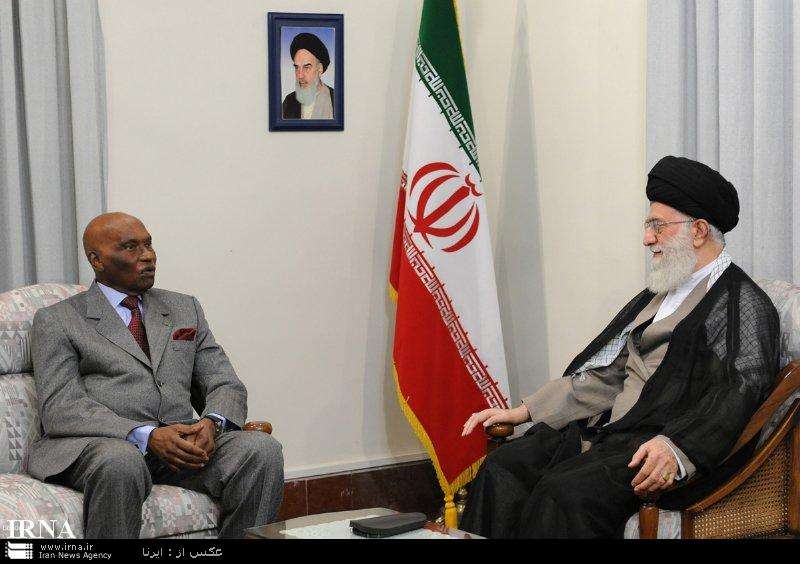 سینیگال کے صدر عبداللہ واد ایران کے سپریم لیڈر آیت اللہ سید علی خامنہ ای سے ملاقات کرتے ہوئے
