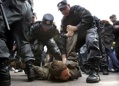 برخورد خشن پلیس روسیه با تظاهر کنندگان