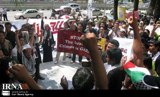 غزہ جانے والے امدادی قافلے پر اسرائیل کے وحشیانہ حملے کے خلاف ملائیشیا میں امریکی سفارتخانے کے سامنے مظاہرہ