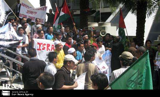 غزہ جانے والے امدادی قافلے پر اسرائیل کے وحشیانہ حملے کے خلاف ملائیشیا میں امریکی سفارتخانے کے سامنے مظاہرہ