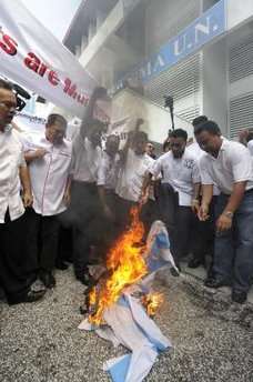 اعتراض اعضای حزب حاکم مالزی و سوزاندن پرچم اسرائیل