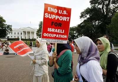 حامی فلسطین در اعتراض تظاهرکنندگان در خارج از کاخ سفید در واشنگتن