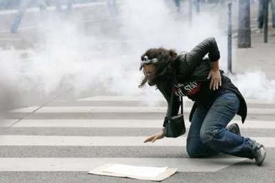 مجروحیت زن معترض به سیاست‌های اسرائیل بر اثر اثابت گاز اشکاور پلیس فرانسه در نزدیکی سفارت اسرائیل.