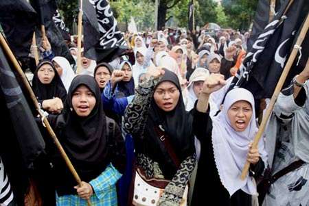 تظاهرات مردم اندونزي مقابل سفارت آمريكا در اعتراض به حمله به كاروان آزادي