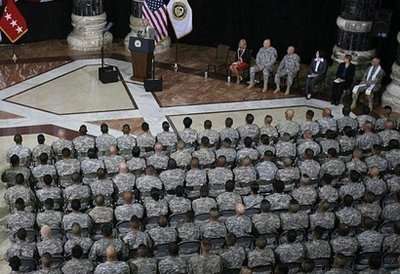 جو بایدن در حال سخنرانی برای نظامیان آمریکایی مستقر در عراق