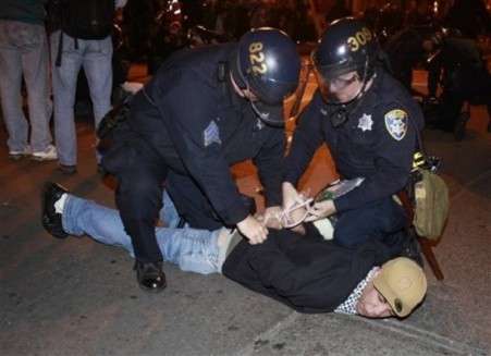 تاکنون صدها نفر در جریان تظاهرات دراعتراض به قتل جوان آمریکایی، توسط پلیس دستگیر شدند