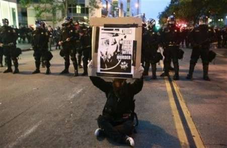تاکنون صدها نفر در جریان تظاهرات دراعتراض به قتل جوان آمریکایی، توسط پلیس دستگیر شدند