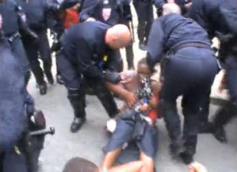 فرانس میں پولیس کا بے گھر خواتین اور بچوں پر وحشیانہ تشدد