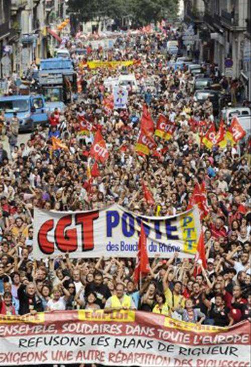 فرانس میں نکولس سرکوزی اور حکومتی پالیسیوں کے خلاف ملک گیر مظاہرے