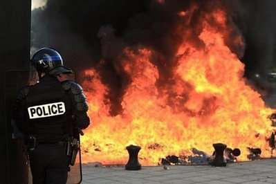فرانس میں حکومتی پالیسیوں کے خلاف ملک گیر مظاہرے اور ہڑتالیں