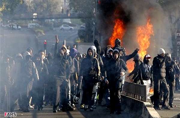 فرانس میں حکومت کی اقتصادی پالیسیوں کے خلاف ملک بھر میں پرتشدد مظاہرے