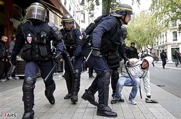 فرانس میں حکومت کی اقتصادی پالیسیوں کے خلاف ملک بھر میں پرتشدد مظاہرے