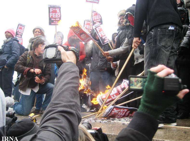 لندن میں حکومت کی تعلیمی پالیسیوں کے خلاف سٹوڈنٹس کا احتجاجی مظاہرہ