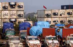 کراچی،نیٹو کنٹینرز سے اسلحہ برآمد،چھ افراد گرفتار