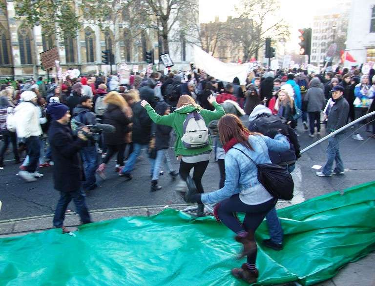 لندن میں مشتعل طلباء اور پولیس کے درمیان خونی تصادم