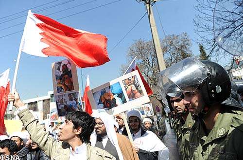 تہران:بحرین کے سفارتخانے کے سامنے غیر ملکی طلاب کا احتجاجی مظاہرہ