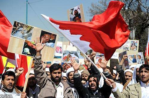 تہران:بحرین کے سفارتخانے کے سامنے غیر ملکی طلاب کا احتجاجی مظاہرہ