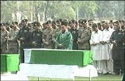 خیبر ایجنسی، شہید اہلکاروں کی نماز جنازہ ادا، شدت پسندوں کے حملے میں کرنل سمیت 14 اہلکار جاں بحق، حادثے کا شکار ہوئے، آئی ایس پی آر