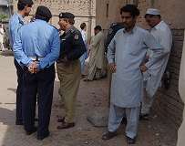 پشاور میں بم دھماکہ،ایس ایچ او، گن مین سمیت زخمی