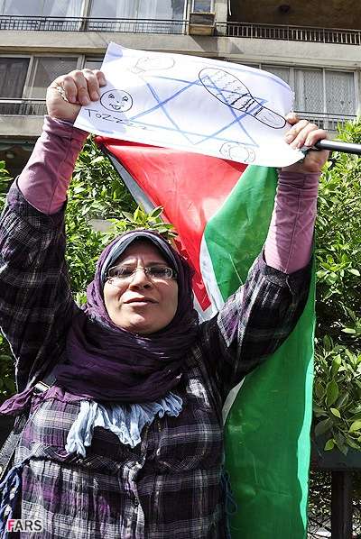 قاہرہ میں ہزاروں افراد کا اسرائیلی سفارتخانے کے سامنے مظاہرہ