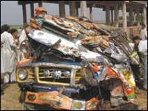 میانوالی میں ٹریفک حادثہ، 2 افراد جاں بحق، 26 زخمی