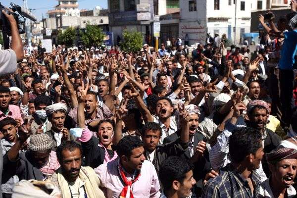 Yemenis have held fresh rallies in the capital Sanaa to voice anger at increasing attacks by regime forces on residential areas.