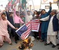 ملتان،تحریک انصاف کا نیٹو دہشت گردی کے خلاف مظاہرہ، امریکی پرچم نذر آتش