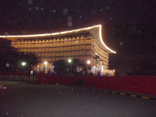 شب عید میلادالنبی ص کی مناسبت سے ملک بھر کی طرح لاہور کو بھی دلہن کی طرح سجایا گیا