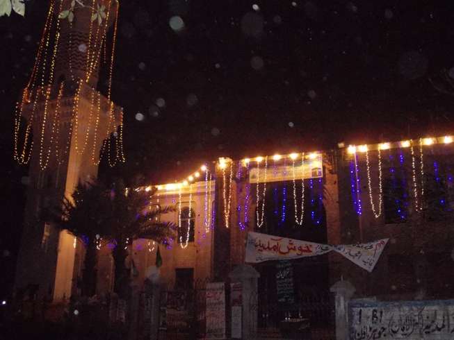 شب عید میلادالنبی ص کی مناسبت سے ملک بھر کی طرح لاہور کو بھی دلہن کی طرح سجایا گیا